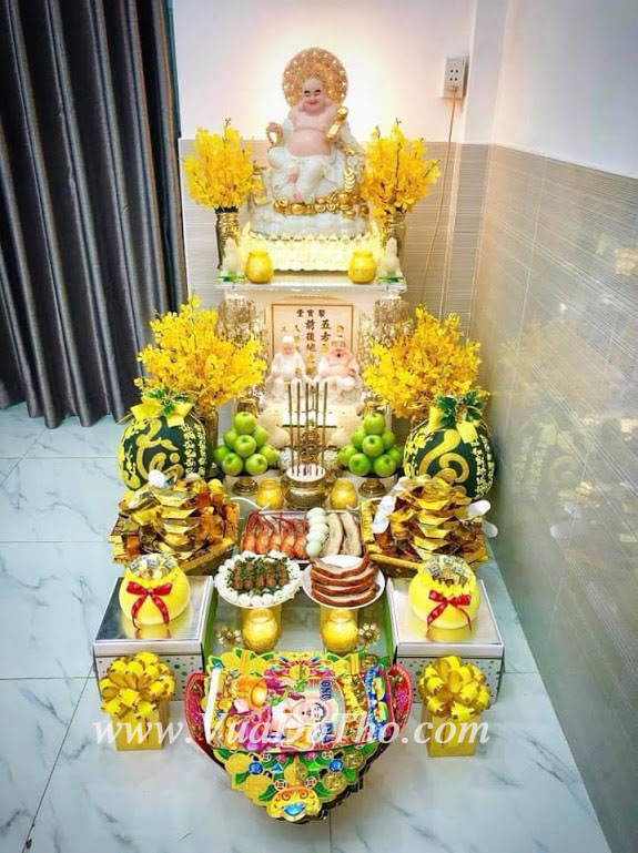 thay bàn thờ thần tài mới